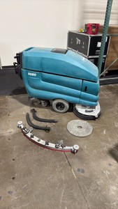 Tennant 5680 Walk-behind, low hours. Newer batteries, see video floor scrubber