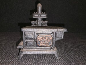 John Wright Bonnie Glo miniature Cast Iron Stove