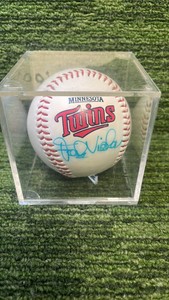 Minnesota Twins Frank Viola autograph baseball in case