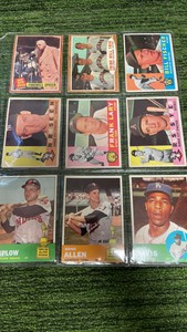 Mixed lot of 1960,62,63 Topps singles in varying conditions. 5 pages, 9 cards per page