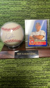 Minnesota Twins manager, Ron Gardenhire autographed baseball with card mount