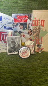 Minnesota Twins mixed fan memorabilia lot pennant Sports Illustrated playing cards button poster patch Denny Hocking autograph