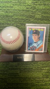 Minnesota Twins Gene Larkin, autographed baseball and autographed card w stand