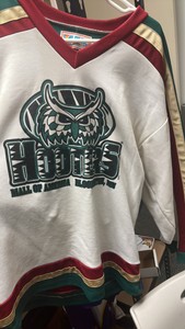Hooters Hockey Jersey -Mall of America, Bloomington, Minnesota size L