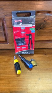 Rivet Tool Kit, 2 Screwdrivers,  National lock with Key
