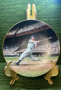 Joe DiMaggio Commemorative Plate, Great Moments in Baseball numbered Limited Edition (Stand Not Included)