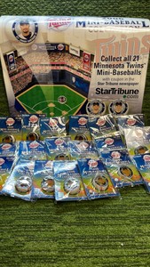 2006 mini Player Baseball Minnesota Twins -Includes 19 mini Baseball Players