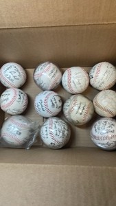 Mixed lot of reprint, autographed baseballs 11 in total