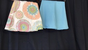 2 round table cloths