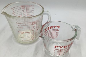Vintage Pyrex Glass Measuring Cup Set