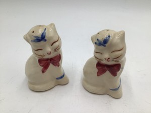 Vintage Ceramic Cat Salt and Pepper Shakers