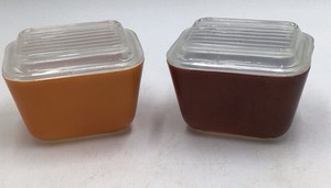 Pair of Vintage Pyrex 621-B 12 oz Caramel & Chocolate Brown Custard Cups with Lids
