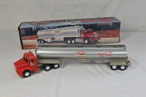 Vintage ERTL Texaco Tanker Truck  Kenworth Cab with Silver Trailer and Original Box