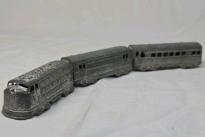 Vintage Cast Metal Streamliner Toy Train Set