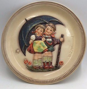 Hummel 1975 Annual Plate  Stormy Weather Boy and Girl Under Umbrella