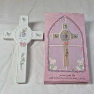 Precious Moments Porcelain Cross and Plate  Jesus Loves Me