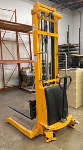 Straddle stacker H-5440 Uline