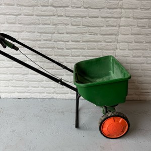 Scotts Turf Builder EdgeGuard Mini Broadcast Spreader