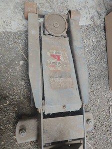 4 Ton Floor Jack in Working Condition