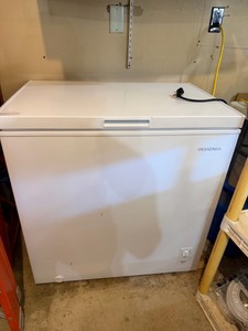 Insignia Chest Freezer  Approx. 5.0 Cu Ft  Working Condition