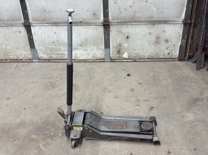 Pittsburgh Heavy Duty 2-ton floor jack Rapid Pump
