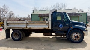2004 International medium-duty truck: DT466 Cummins engine