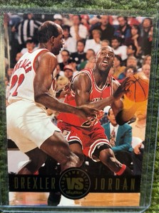 1994 MICHAEL JORDAN VS CLYDE DREXLER SKYBOX NBA CARD #SS-11 BULLS BLAZERS