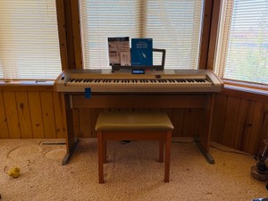 Yamaha Portable Keyboard with bench