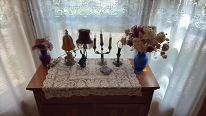 (4) lamps (2) vases (1) amethyst