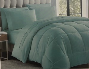 Queen  Essential 7-Piece Bed in a Bag Comforter Set  Retail $200