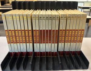 complete set of World War II encyclopedia (R216)