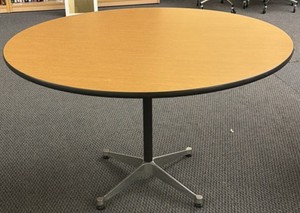 48 inch round table  (r203)