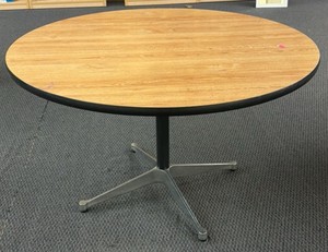 48 inch round table  (r203)