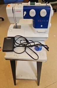 Singer sewing machine with desk (r206)