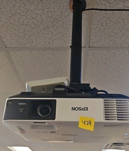 Epson projector with remote  (r212)