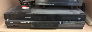 Toshiba VCR DVD player  (r213)