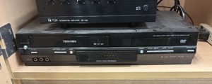 Toshiba VCR DVD player  (r210)