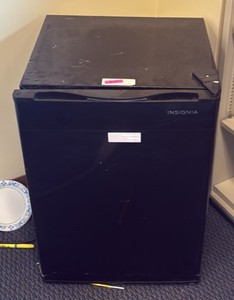 Insignia mini fridge (R217)