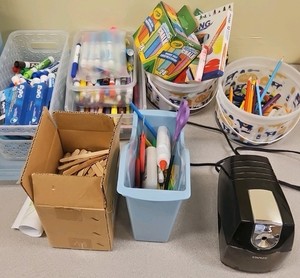 electric pencil sharpener markers chalk dry erase markers  (r211)