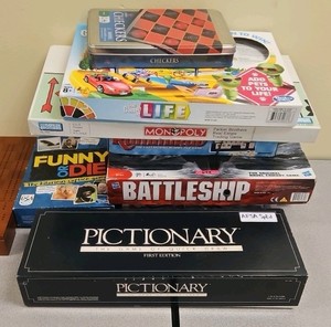lot of board games  (r211)