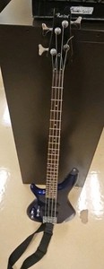 electric bass guitar (R127)