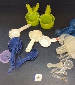miscellaneous measuring cups (R132)