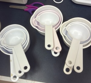 miscellaneous measuring cups and dish rack (R132)