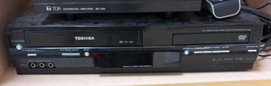 Toshiba VHS DVD player (R124)
