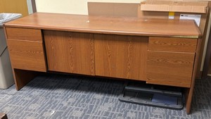 desk  (r114)