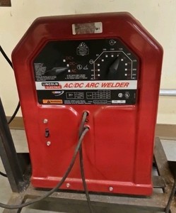AC/ DC Arc welder with stand By Lincoln Electric (R139)