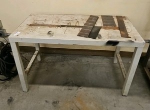 metal work table 47.5x24x29 (R139)