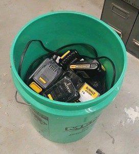 DeWalt battery pack and chargers (R139)