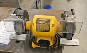 DeWalt bench grinder dw758 with metal workbench (R139)