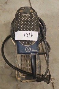 Bosch sander 5 in (R139)
